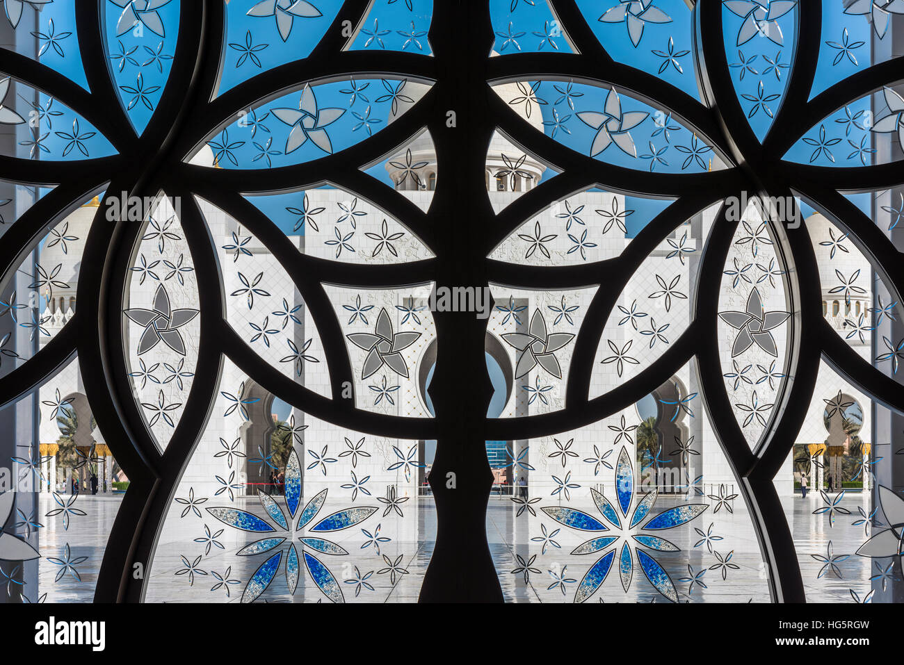 Cortile interno della Moschea Sheikh Zayed visto attraverso un interni decorati in vetro, Abu Dhabi, Emirati Arabi Uniti Foto Stock