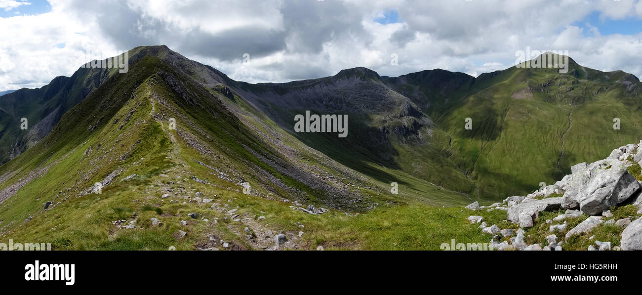 L'anello di Steall, una cresta a piedi nelle montagne Mamores vicino a Ben Nevis nelle Highlands della Scozia Foto Stock
