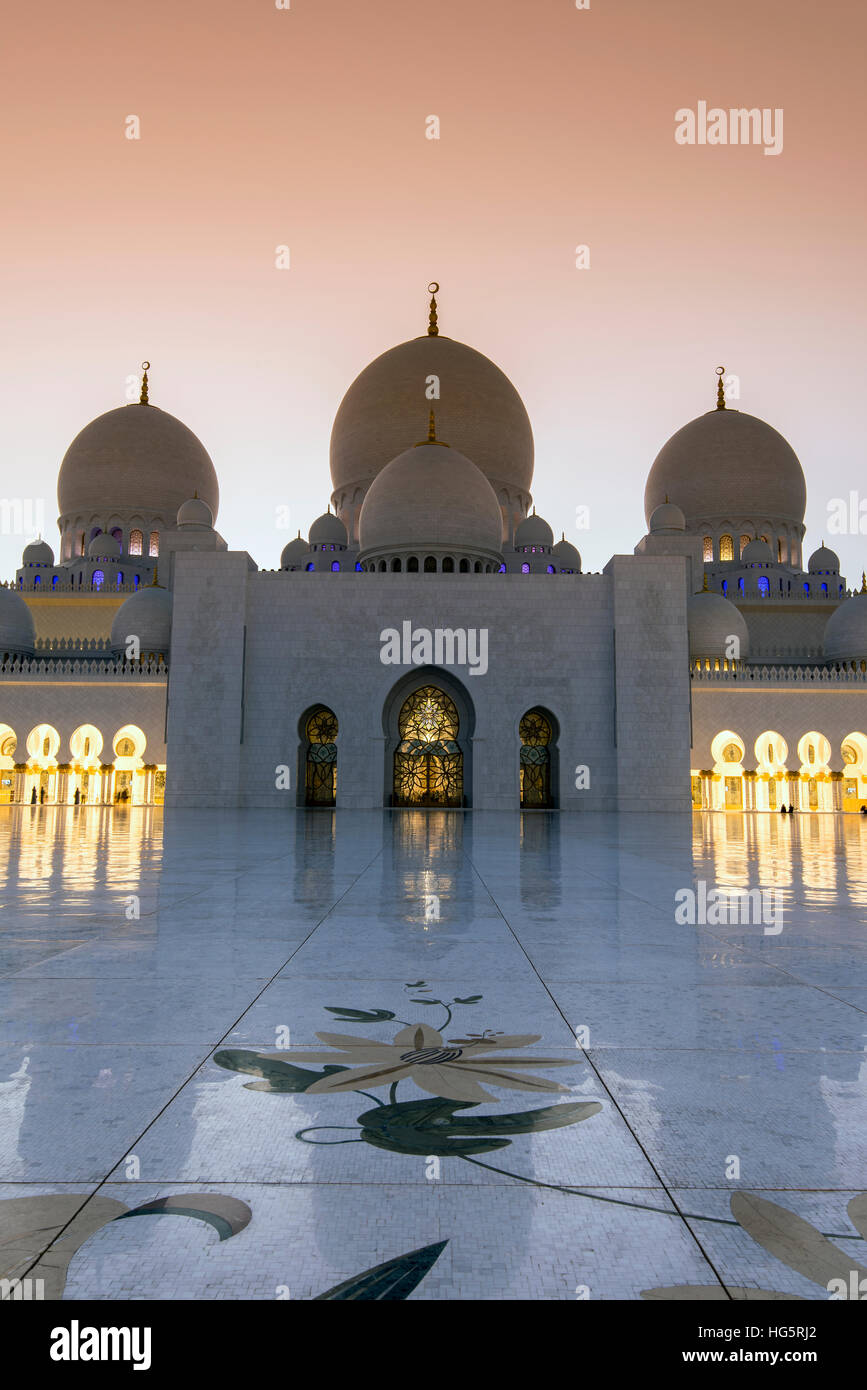 Moschea Sheikh Zayed al tramonto, Abu Dhabi, Emirati Arabi Uniti Foto Stock