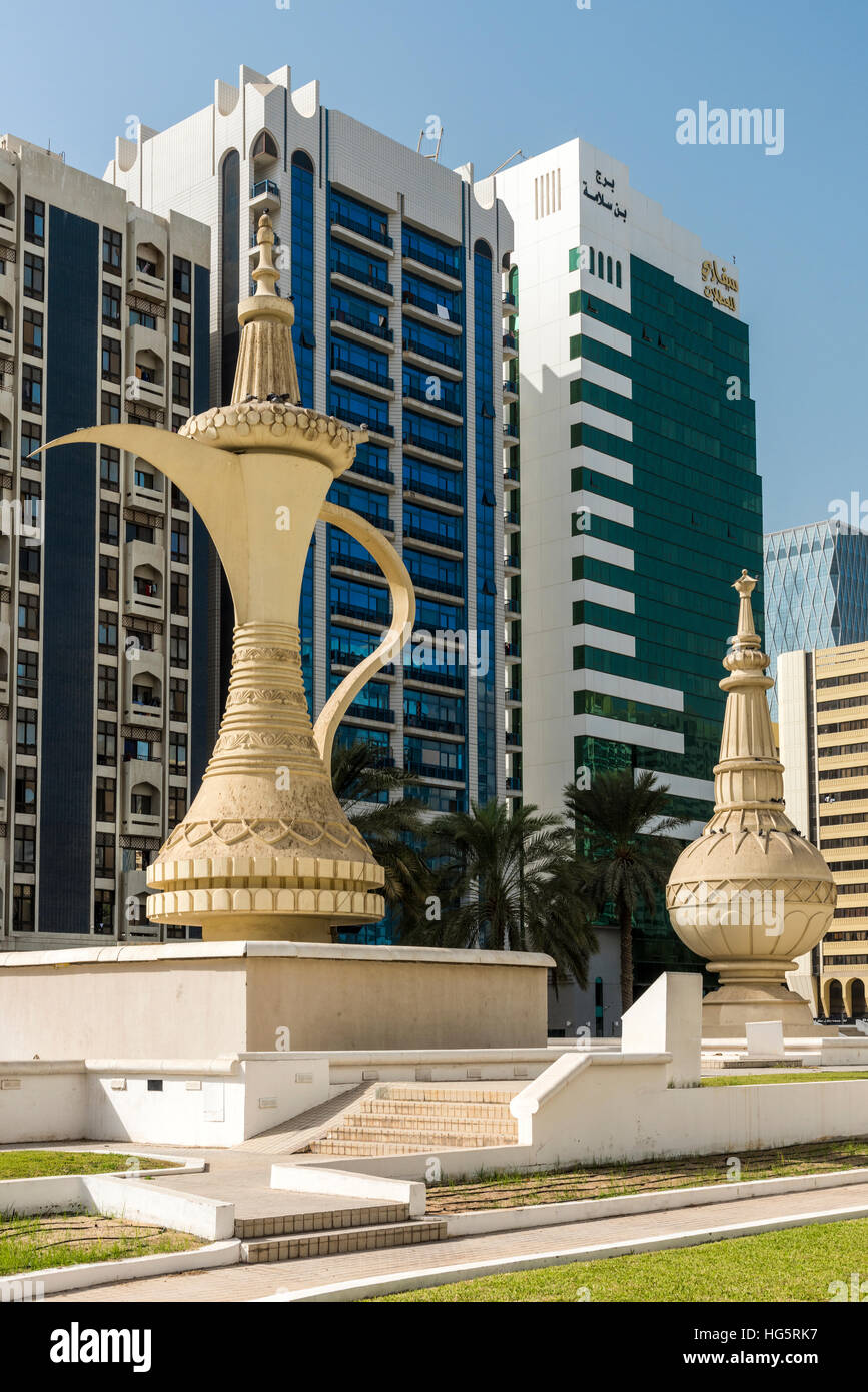 Caffè arabo pot monumento alla cultura Square, Abu Dhabi, Emirati Arabi Uniti Foto Stock