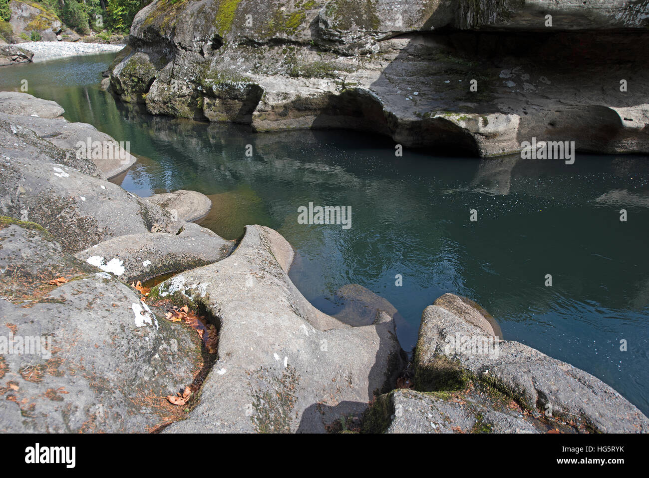 Alto ponte che attraversa una magnifica zona pedonale di ciclista sospensione ponte che attraversa il fiume inglese SCO 11,351. Foto Stock