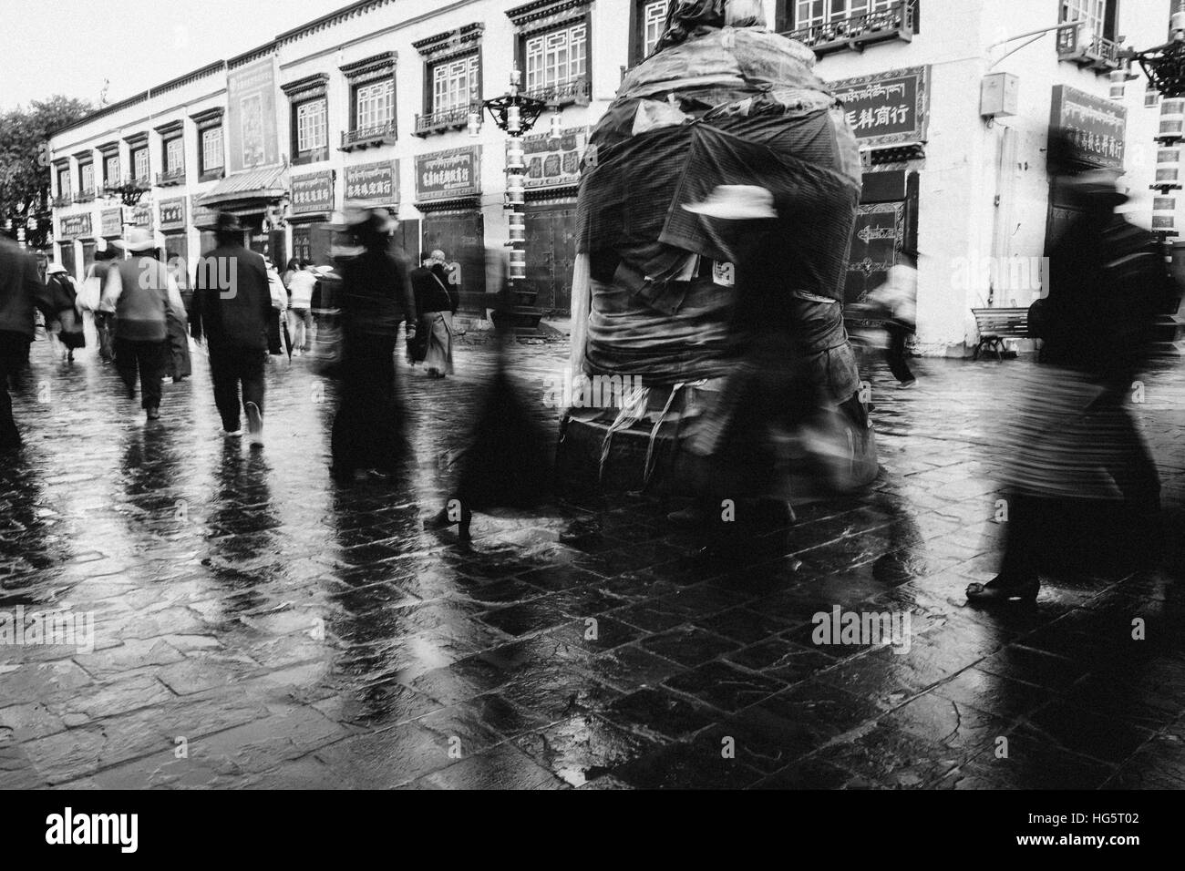 Lhasa, in Tibet - La vista di molti pellegrini presso il tempio del Jokhang Square nelle ore diurne. Foto Stock