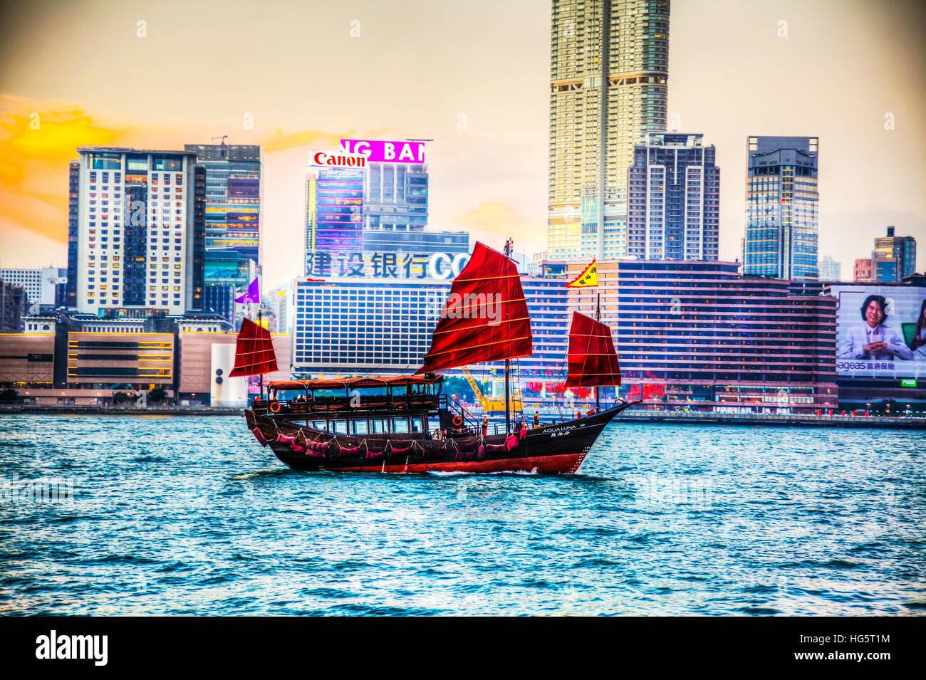 Hong Kong Viaggi di posta indesiderata sul Victoria Harbour, il Porto di Kowloon in sfondo rosso ala di pipistrello vele iconico vista Foto Stock