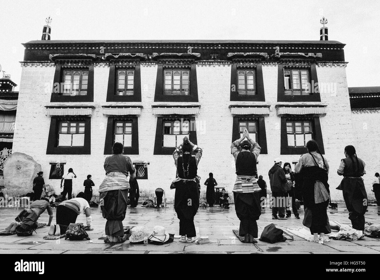 Lhasa, in Tibet - La vista di molti pellegrini presso il tempio del Jokhang Square nelle ore diurne. Foto Stock