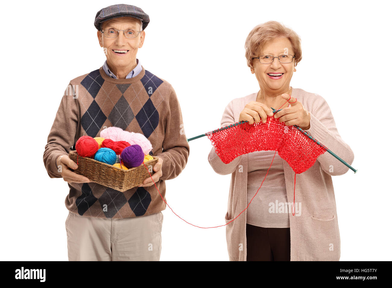 Uomo anziano aiuta una donna anziana knit isolati su sfondo bianco Foto Stock