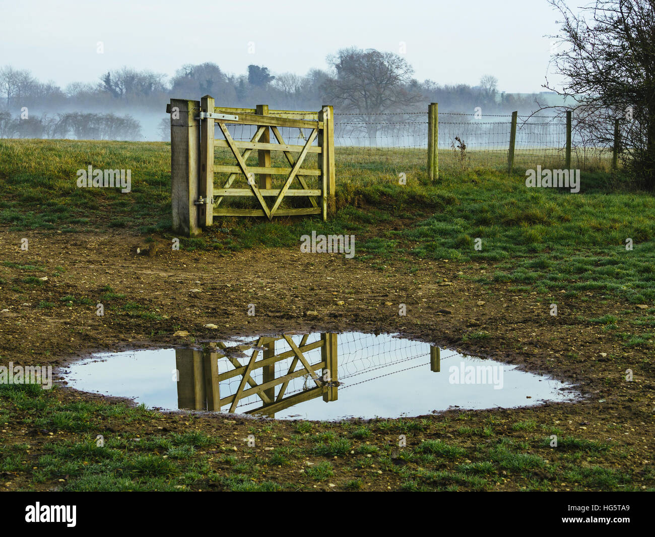 Fattoria con la sua riflessione in una pozza, Oxfordshire, England, Regno Unito Foto Stock