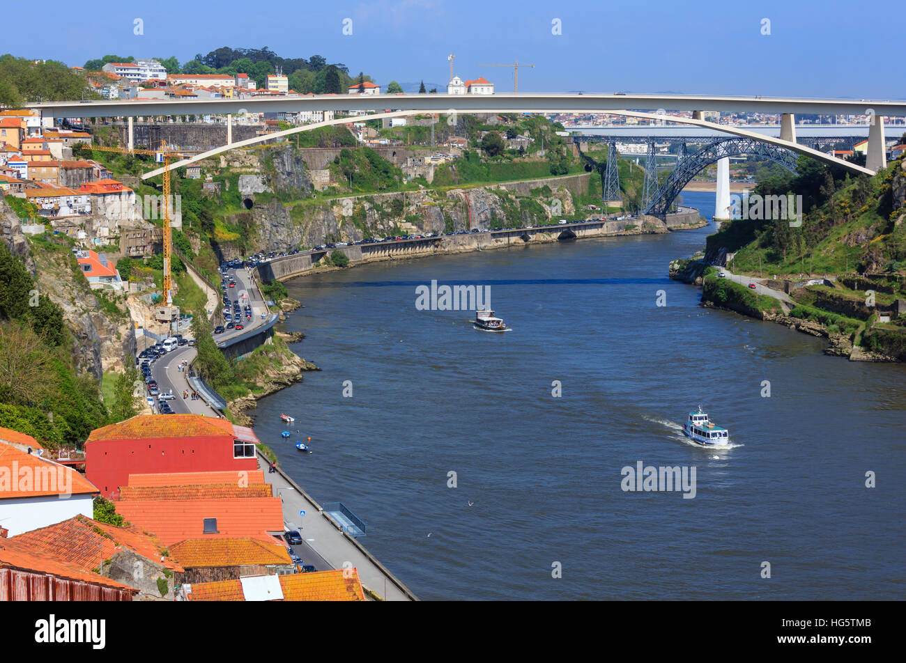 Ponte Do Infante, Maria Pia e Ponte San Giovanni il ponte sul fiume Douro a Porto, Portogallo. Le persone non sono riconoscibili. Foto Stock