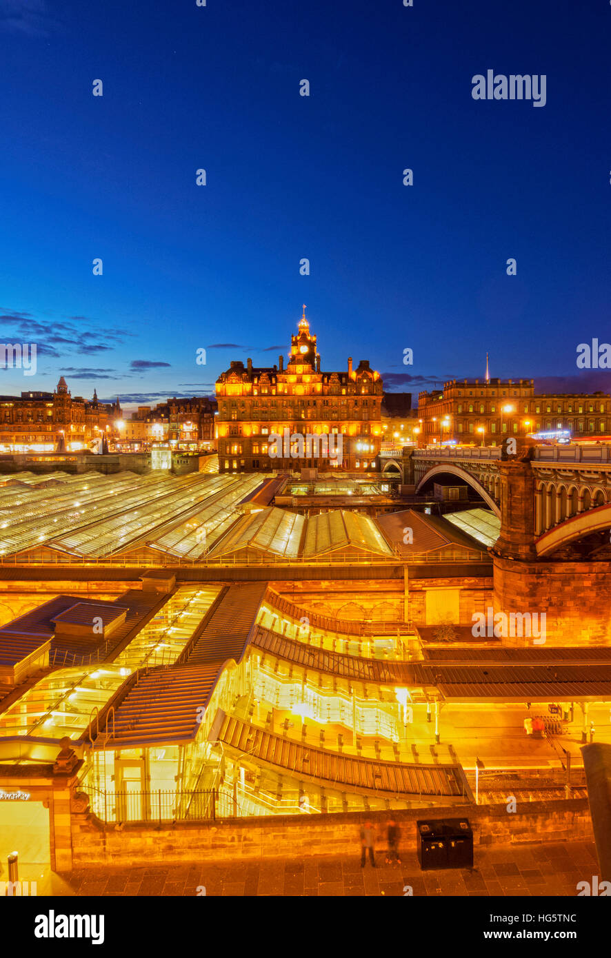 Regno Unito, Scozia, Lothian, Edimburgo, crepuscolo vista sopra la stazione ferroviaria di Waverley verso il Balmoral Hotel. Foto Stock