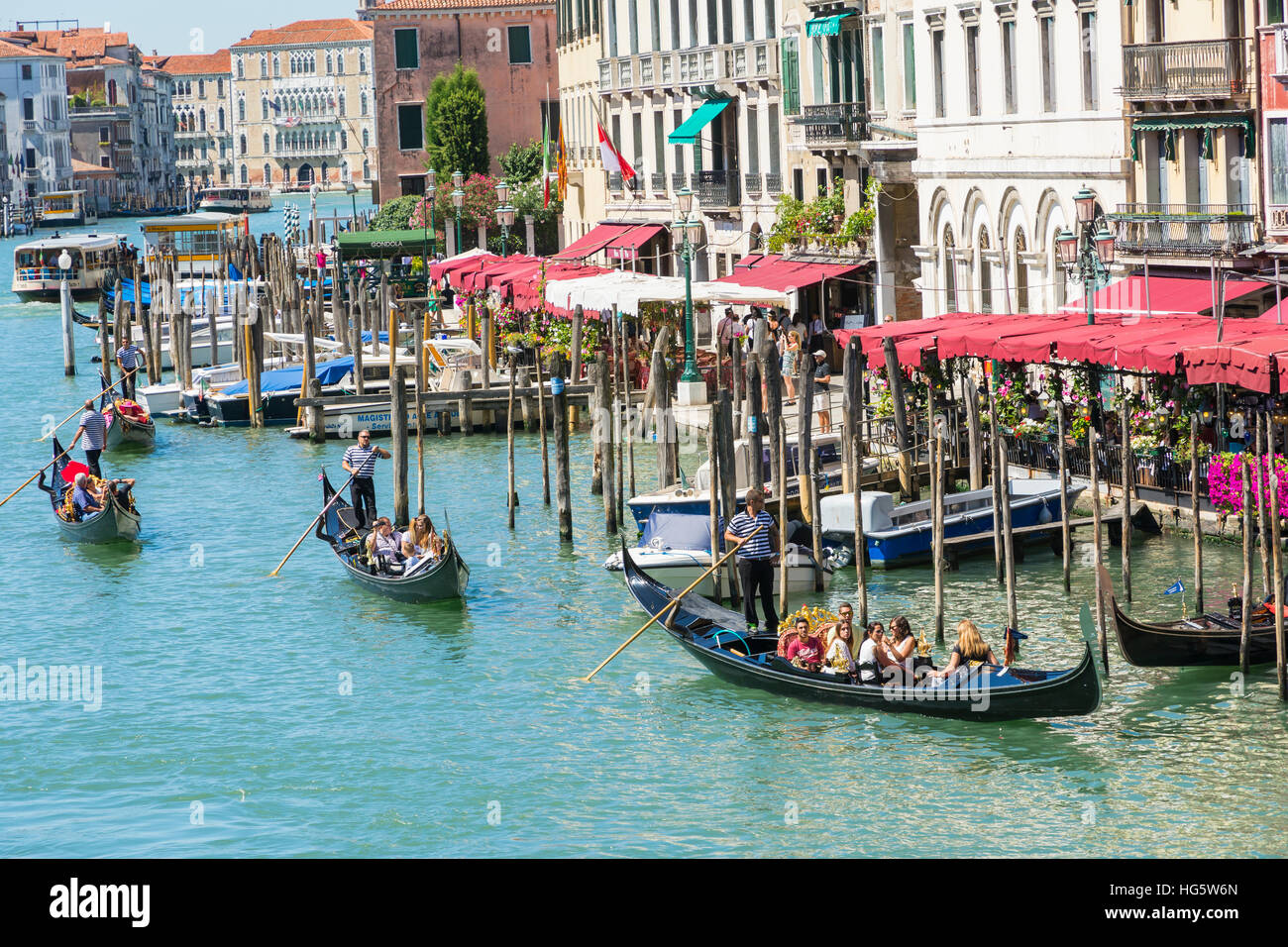 Venezia,Italy-August 17,2014:vista di una famosa gondole con turisti sul Canal Grande di Venezia durante un giorno d'estate. Foto Stock