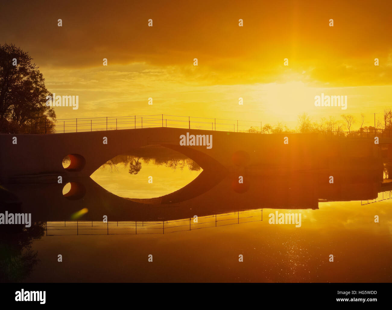 Argentina, Provincia di Buenos Aires, San Antonio de Areco, vista dell'Areco del fiume e del Ponte Vecchio al tramonto. Foto Stock