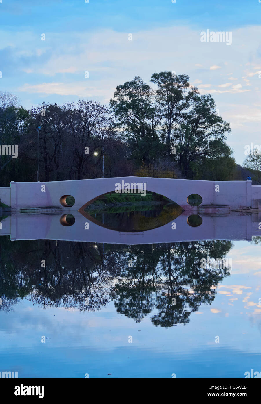 Argentina, Provincia di Buenos Aires, San Antonio de Areco, crepuscolo vista dell'Areco del fiume e del Ponte Vecchio. Foto Stock