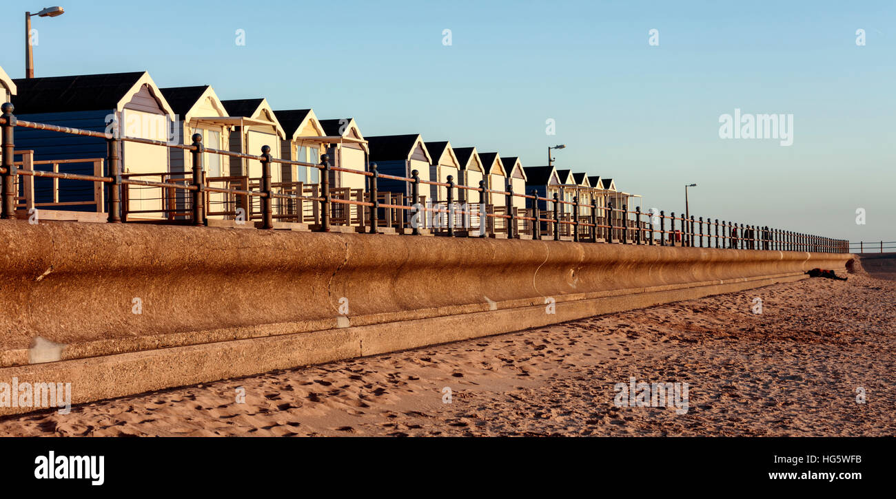 Una fila di cabine sulla spiaggia, Foto Stock