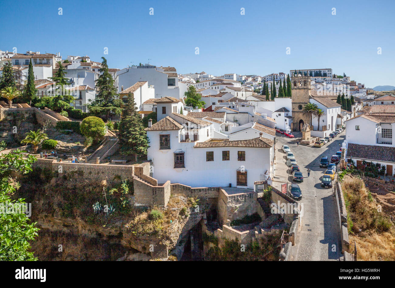 Spagna, Andalusia, provincia di Malaga, Ronda, Puente Viejo, il vecchio ponte attraverso El Tajo gola con vista di Iglesia de Nuestro Padre Jesus Foto Stock