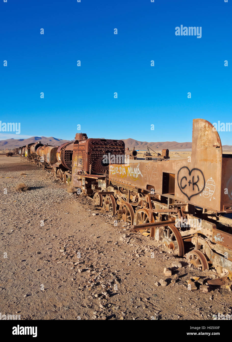 Bolivia, dipartimento di Potosi, Antonio Quijarro Provincia, Uyuni, vista del cimitero di treno. Foto Stock