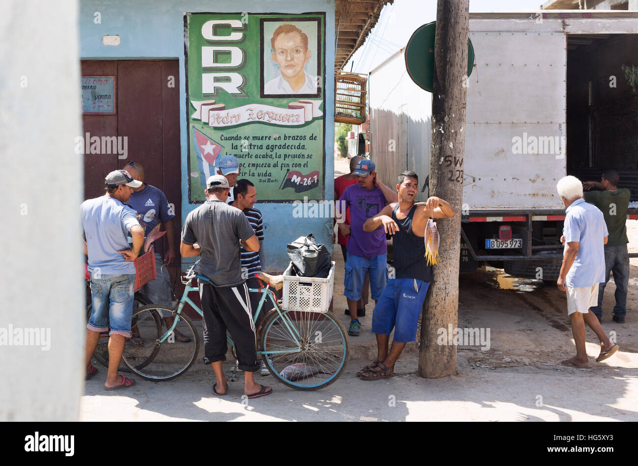 Un venditore di pesce nelle strade di Trinidad, Cuba. Foto Stock