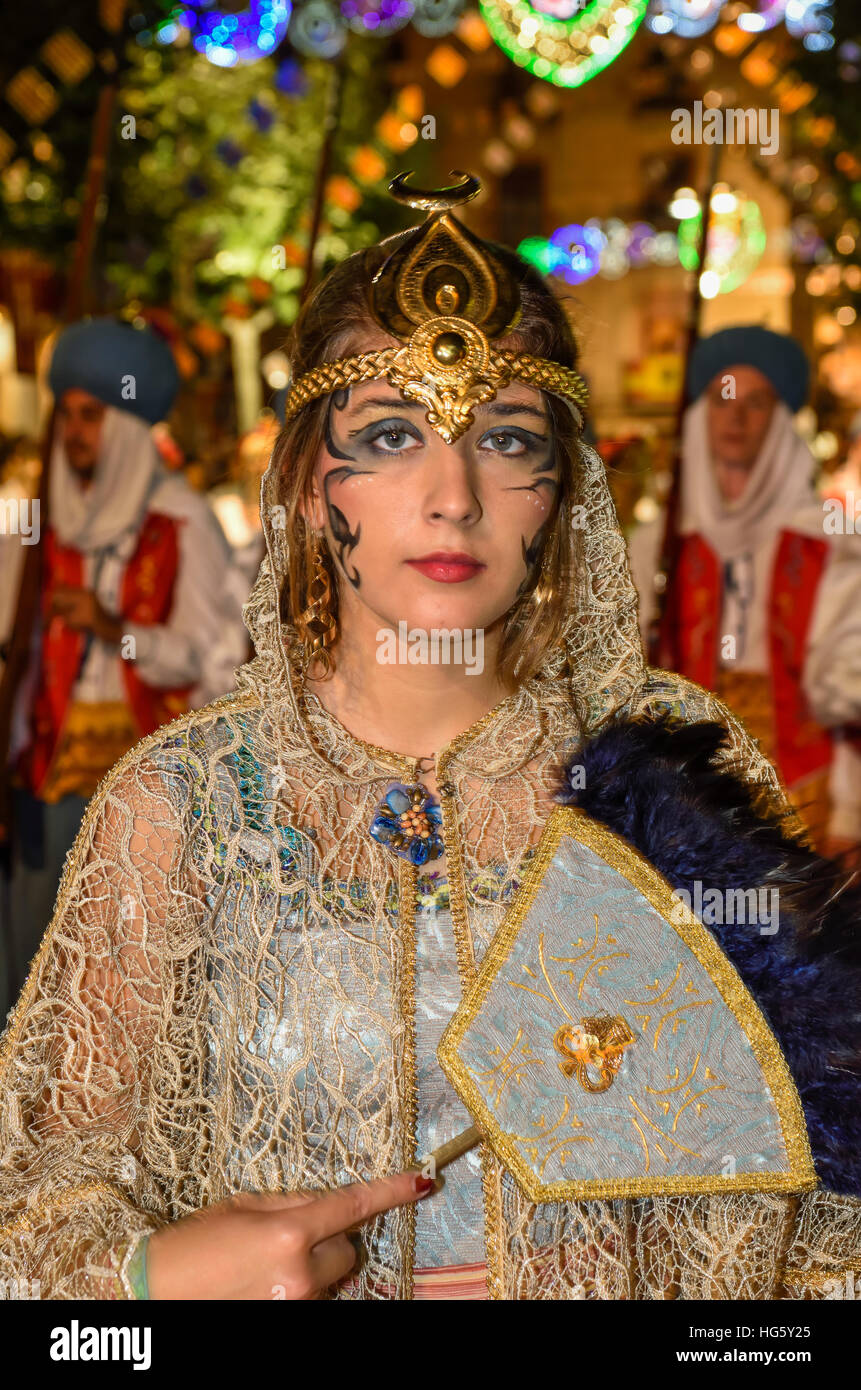 Donna in abiti tradizionali, Mori e Cristiani Parade, moros y cristianos, Jijona o Xixona, Provincia di Alicante Foto Stock