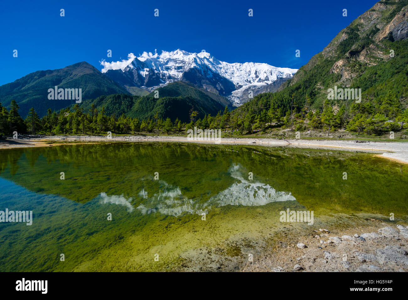 Nevato mountain Annapurna 2, mirroring in un lago, Superiore Marsyangdi valley, inferiore Pisang, Manang District, Nepal Foto Stock