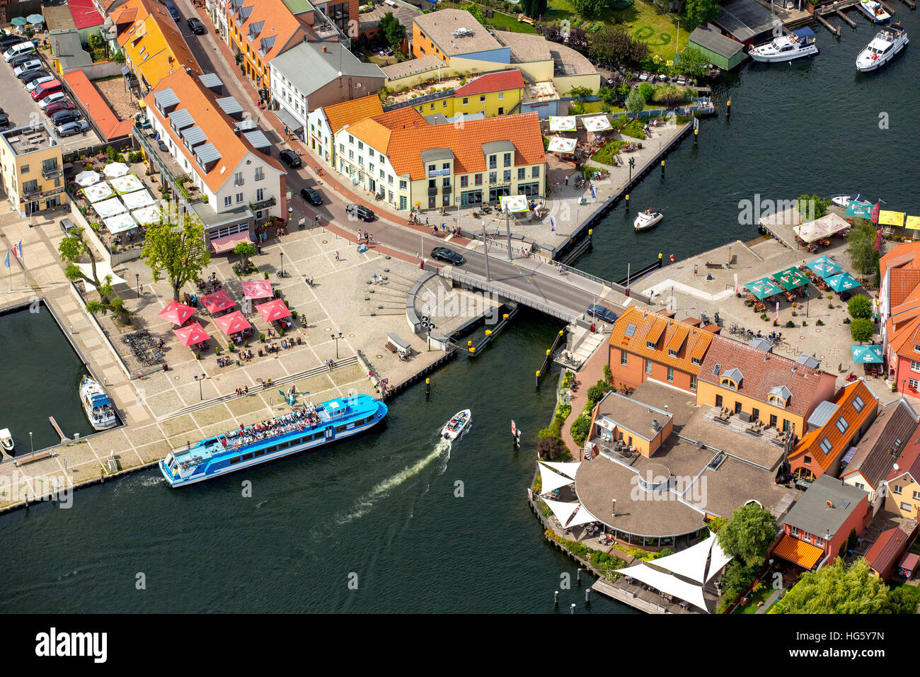 Vista aerea, cittadina dell'isola Malchow con ponte levatoio, Mecklenburg Lakeland, Meclemburgo-Pomerania Occidentale, Germania Foto Stock