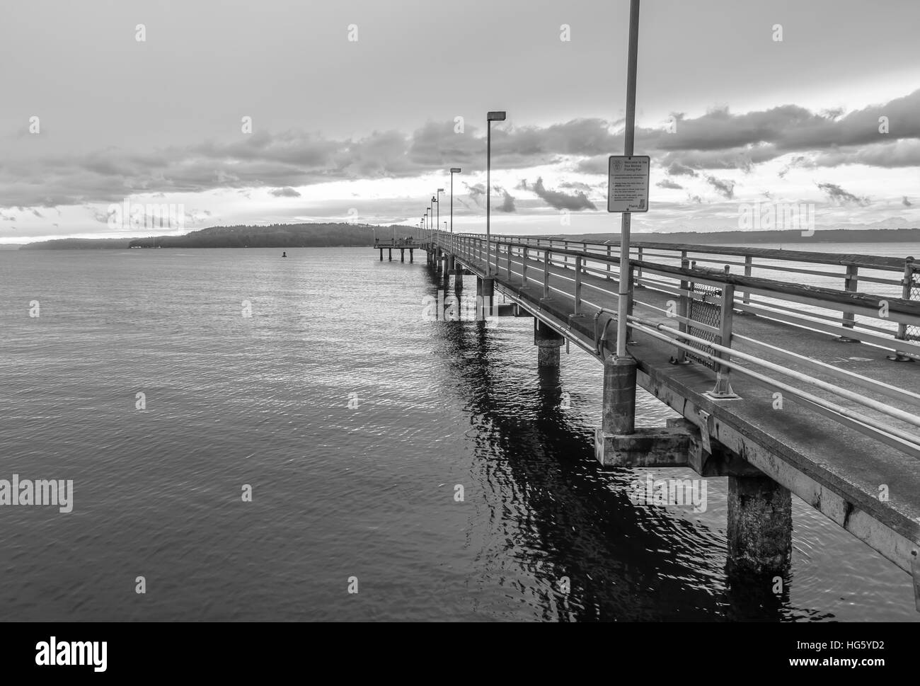 Una vista del molo di Des Mointes, Washington. Immagine in bianco e nero. Foto Stock