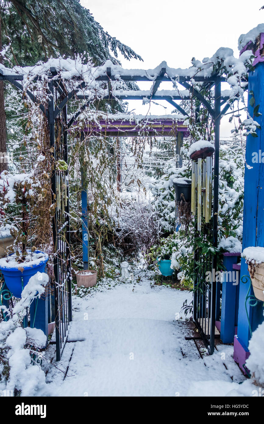 Neve fresca copre un portico con un traliccio. Foto Stock