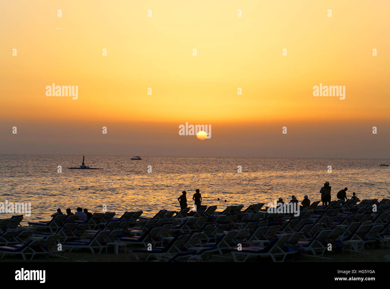Foto un bellissimo tramonto sul mare Foto Stock