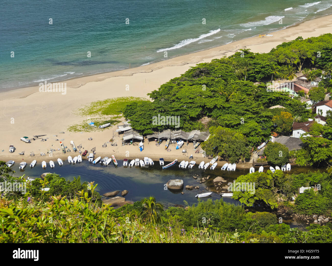 Il Brasile, Stato di Sao Paulo, Ilhabela isola, vista in elevazione della spiaggia di Bonete. Foto Stock