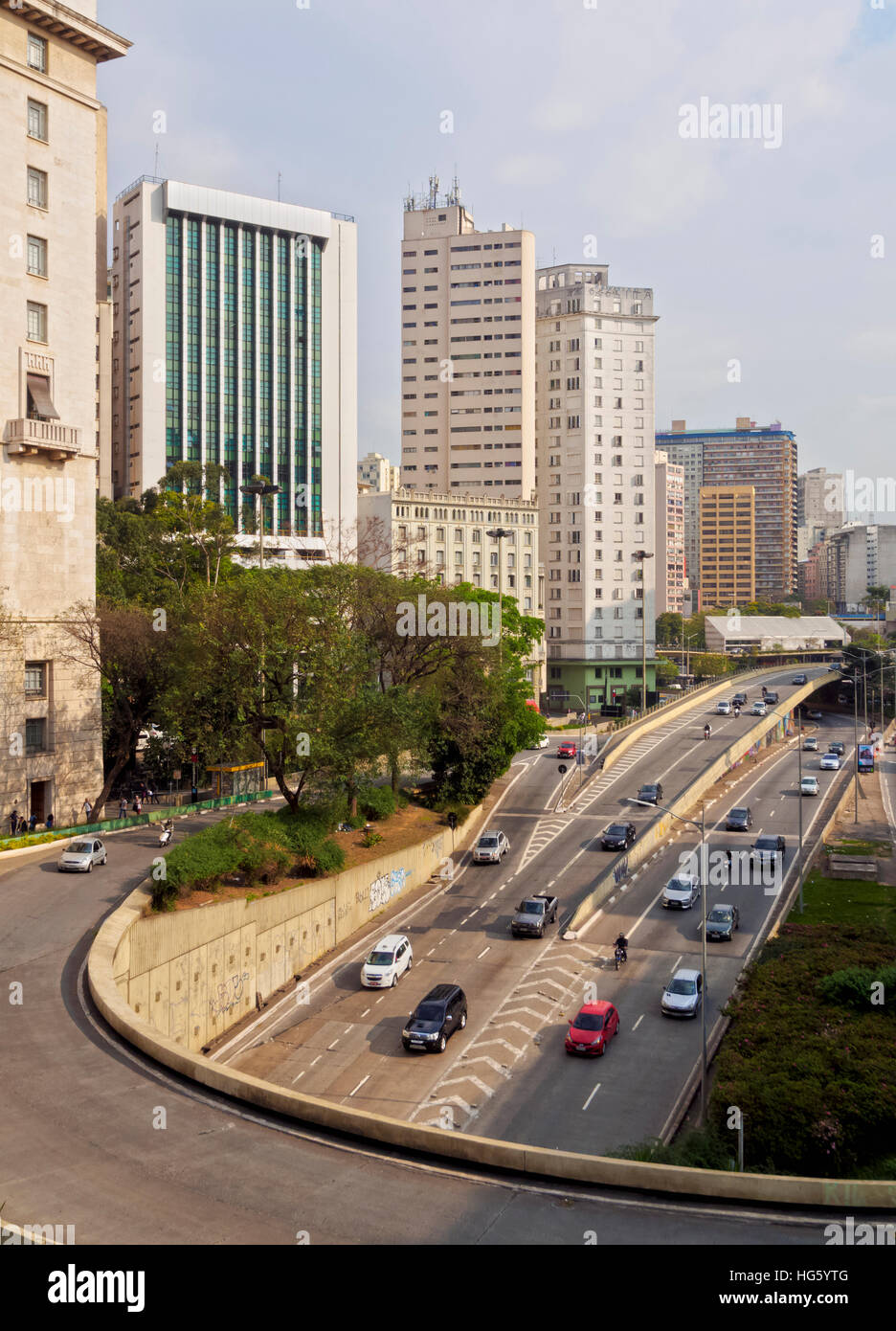 Il Brasile, Stato di Sao Paulo, città di Sao Paulo, vista di Avenida 23 de Maio da Viaduto do Cha. Foto Stock