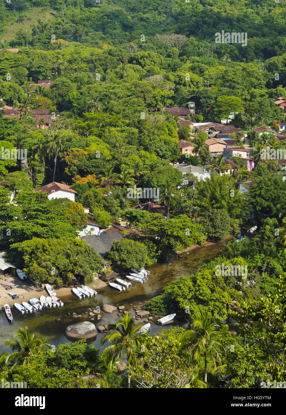 Il Brasile, Stato di Sao Paulo, Ilhabela isola, vista in elevazione della spiaggia e porto di Bonete. Foto Stock