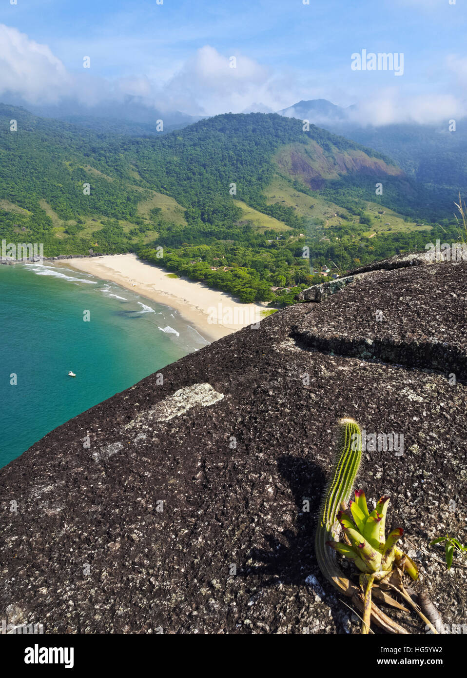 Il Brasile, Stato di Sao Paulo, Ilhabela isola, vista in elevazione della spiaggia di Bonete. Foto Stock
