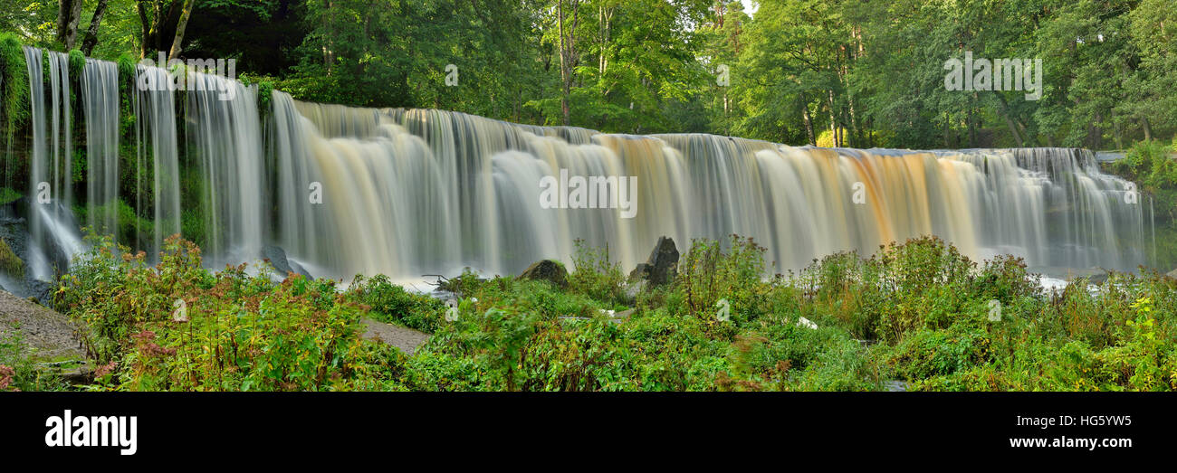 La cascata nel bosco Foto Stock