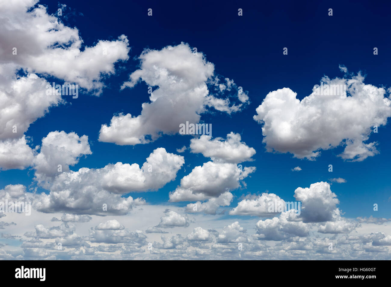 Cumulus nuvole e cielo blu Foto Stock