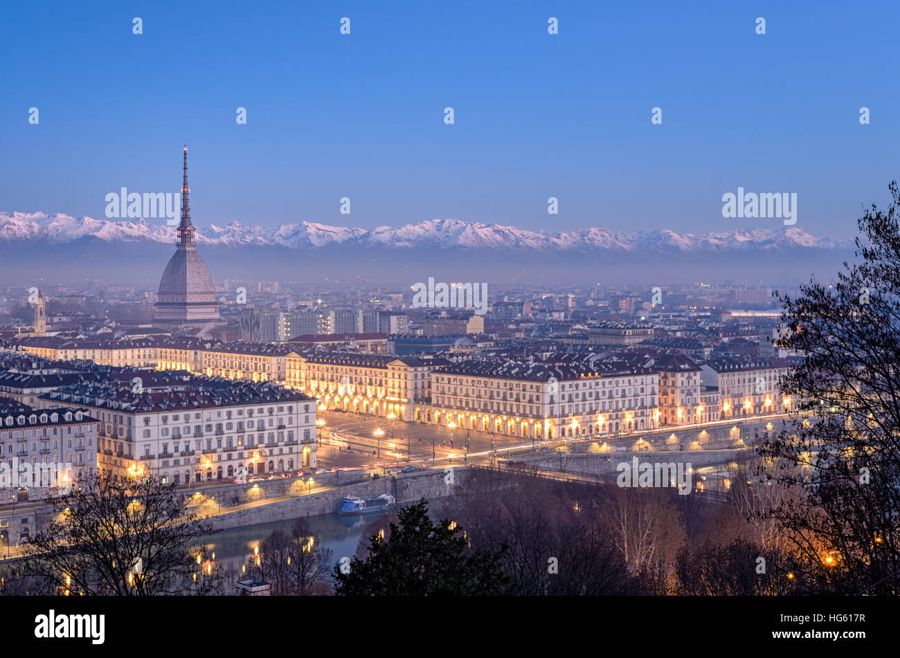 Torino alta definizione panorama al blue ora con Mole Antonelliana Piazza Vittorio e sullo sfondo le Alpi Foto Stock
