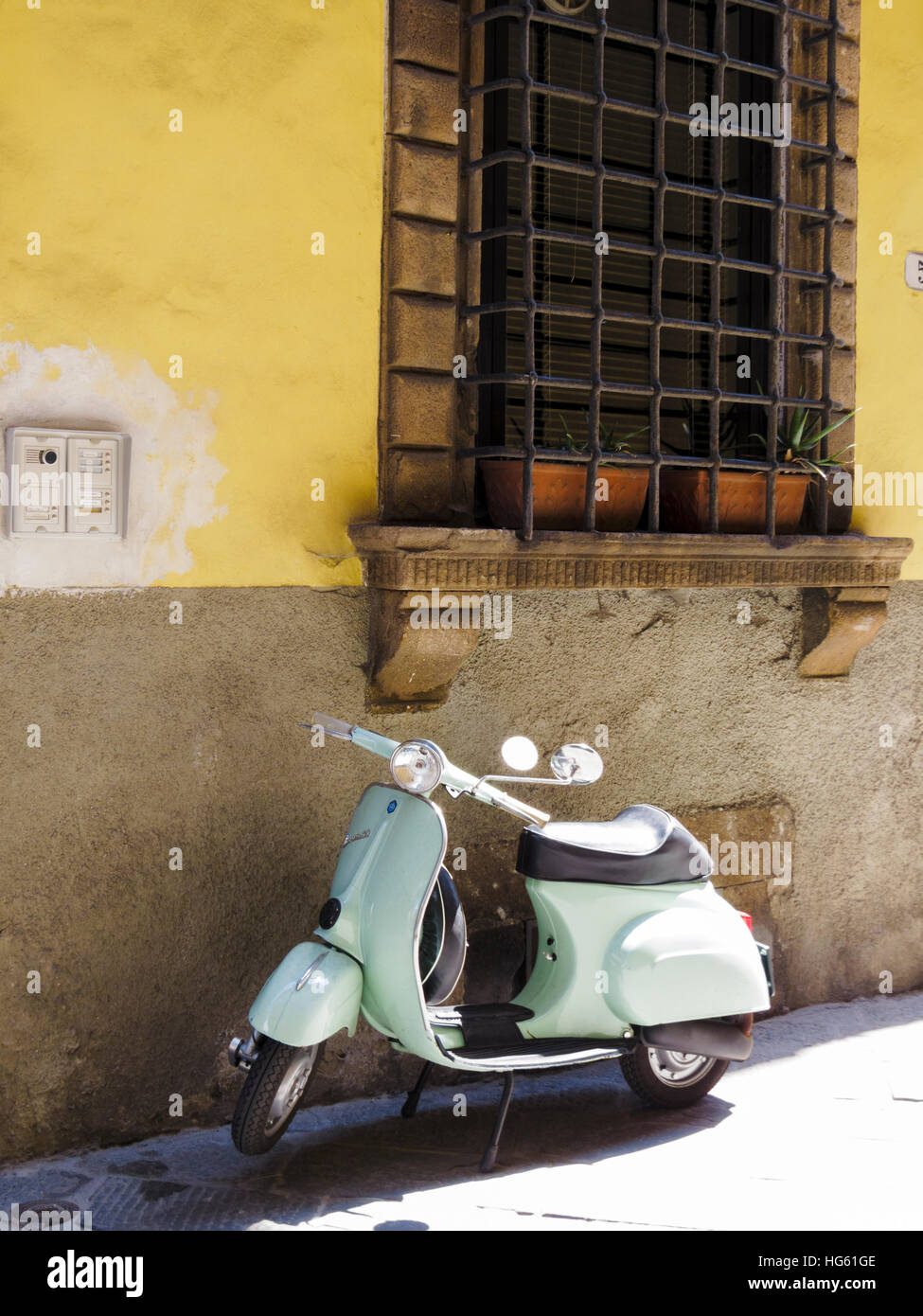 Vespa scooter a Lucca, Toscana, Italia Foto Stock