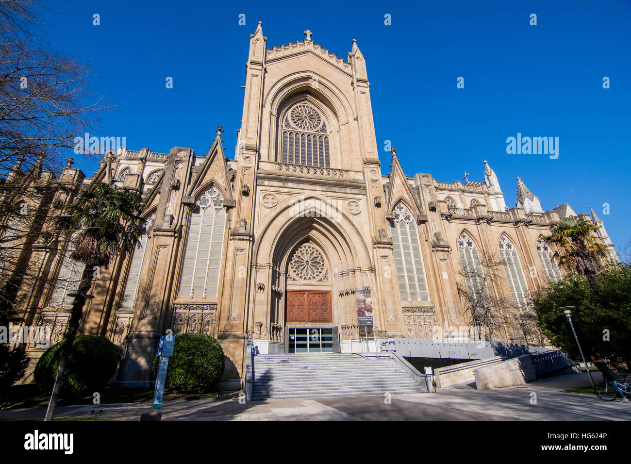 Cattedrale di Maria Immacolata a Vitoria, Spagna, costruito nel XX secolo con alto stile gotico. Foto Stock
