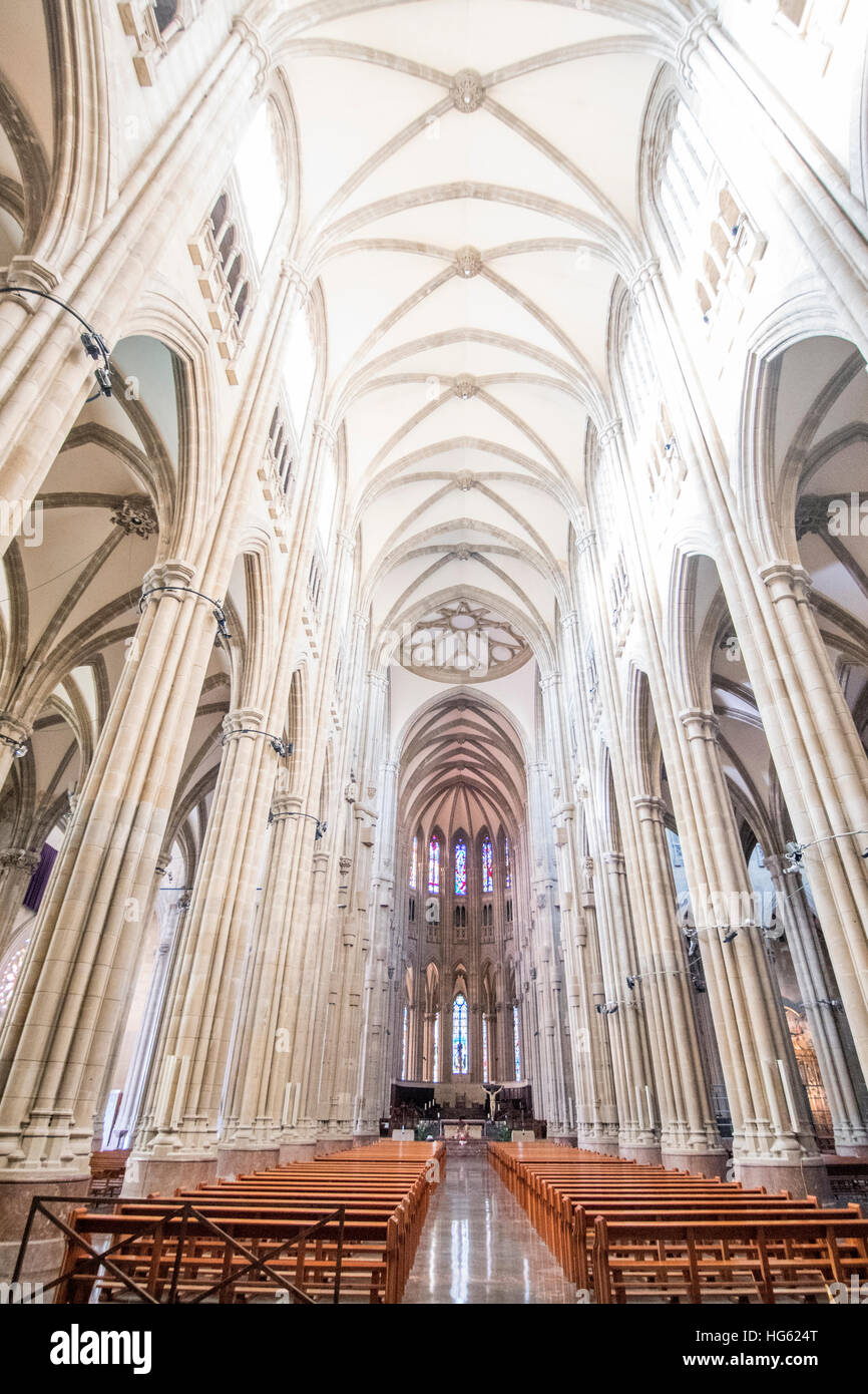 Interno della cattedrale di Maria Immacolata a Vitoria, Spagna, costruito nel XX secolo con alto stile gotico. Foto Stock