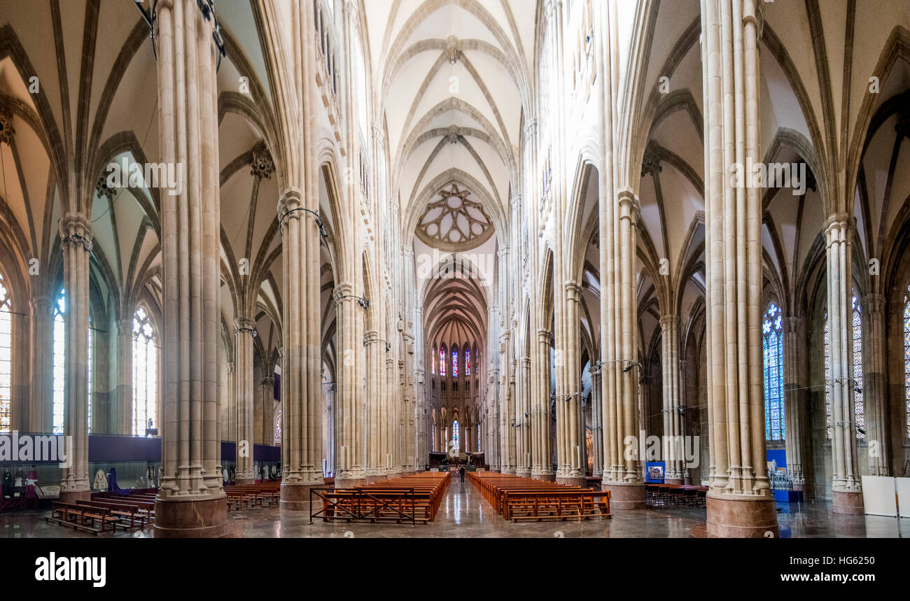 Interno della cattedrale di Maria Immacolata a Vitoria, Spagna, costruito nel XX secolo con alto stile gotico. Foto Stock