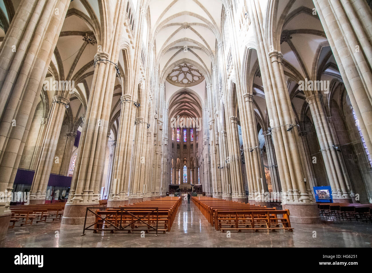 Interno della cattedrale di Maria Immacolata a Vitoria, Spagna, costruito nel XX secolo con alto stile gotico. Foto Stock