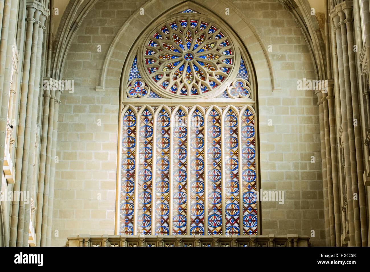 Vetrate della cattedrale di Maria Immacolata a Vitoria, Spagna, costruito nel XX secolo con alto stile gotico. Foto Stock