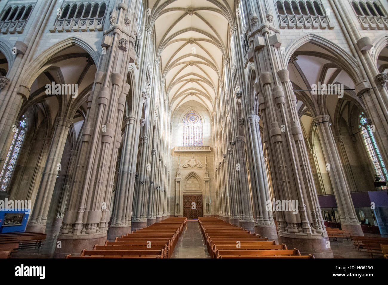 Interno del CCathedral di Maria Immacolata a Vitoria, Spagna, costruito nel XX secolo con alto stile gotico. Foto Stock
