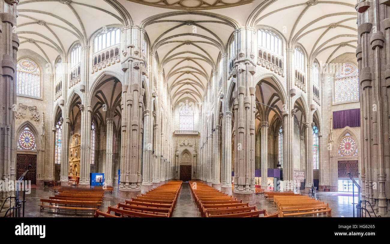 Interno della cattedrale di Maria Immacolata a Vitoria, Spagna, costruito nel XX secolo con alto stile gotico. Foto Stock