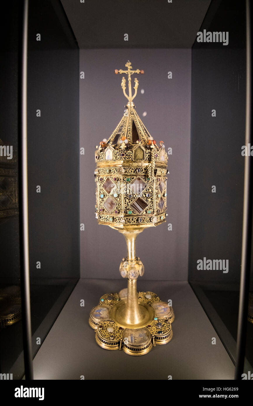 Cup della piastra dorato, pietre preziose e piastre di agate (S. XIV) presso il Museo di Arte Religiosa (Cattedrale di Maria Immacolata) in Vitoria, Spagna. Foto Stock