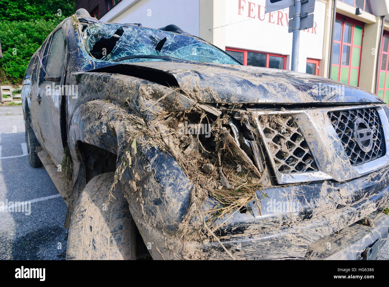Zwettl: auto distrutte al di fuori di un fiume di fronte a un edificio per i vigili del fuoco, Waldviertel, Niederösterreich, Austria Inferiore, Austria Foto Stock