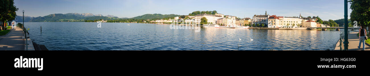 Gmunden: il lago Traunsee con il lago-castello Ort (sinistra) e la vecchia città di Gmunden, Salzkammergut, Oberösterreich, Austria superiore, Austria Foto Stock