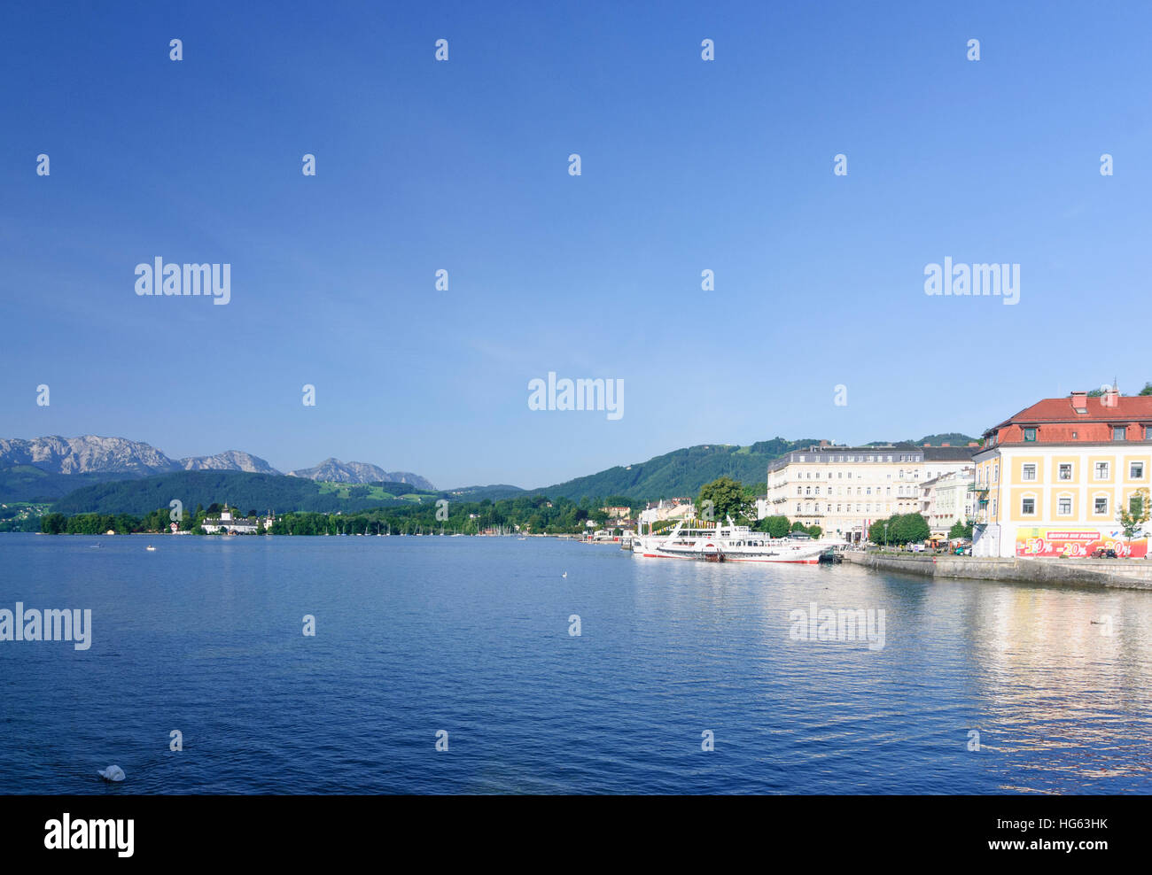 Gmunden: il lago Traunsee con il lago-castello Ort (sinistra) e la vecchia città di Gmunden, Salzkammergut, Oberösterreich, Austria superiore, Austria Foto Stock