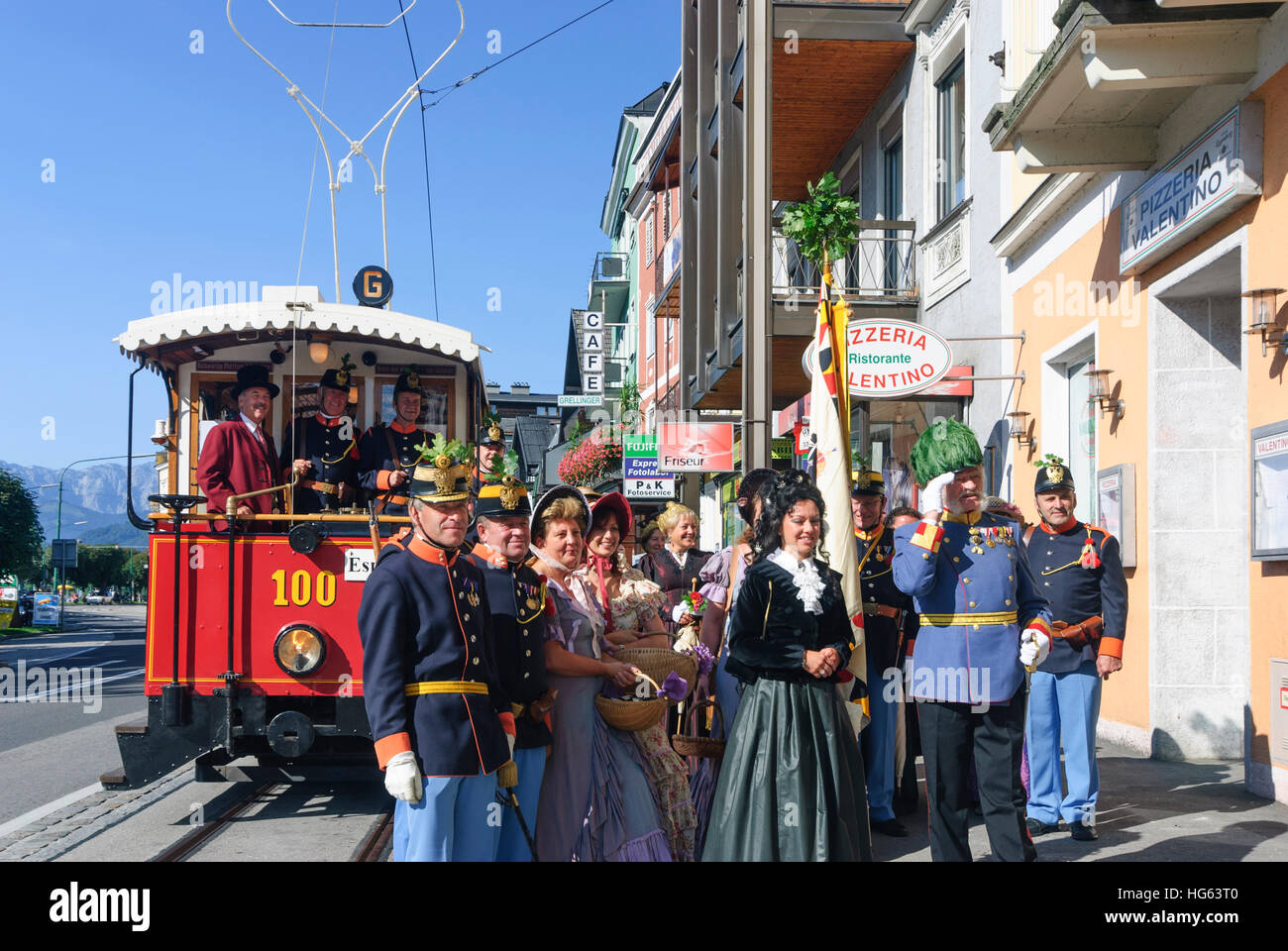 Gmunden: persone in costumi storici di portare l'imperatore (salutando) per l'imperatore della festa a Bad Ischl con il GM5 Auto del tram, Salzkammergut, O Foto Stock