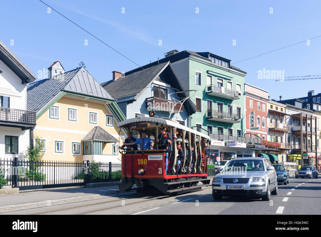 Gmunden: persone in costumi storici di portare l'imperatore (salutando) per l'imperatore della festa a Bad Ischl con il GM5 Auto del tram, Salzkammergut, O Foto Stock