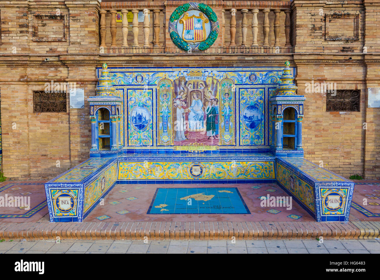 Le piastrelle smaltate del banco della provincia spagnola di Baleares a Plaza de Espana, Siviglia, Spagna Foto Stock