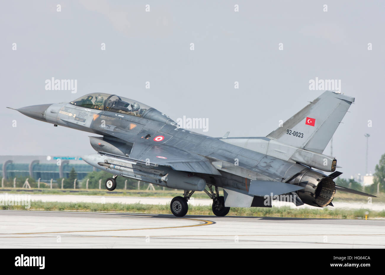 Aviazione turca F-16 atterra sulla pista a Konya, Turchia. Foto Stock