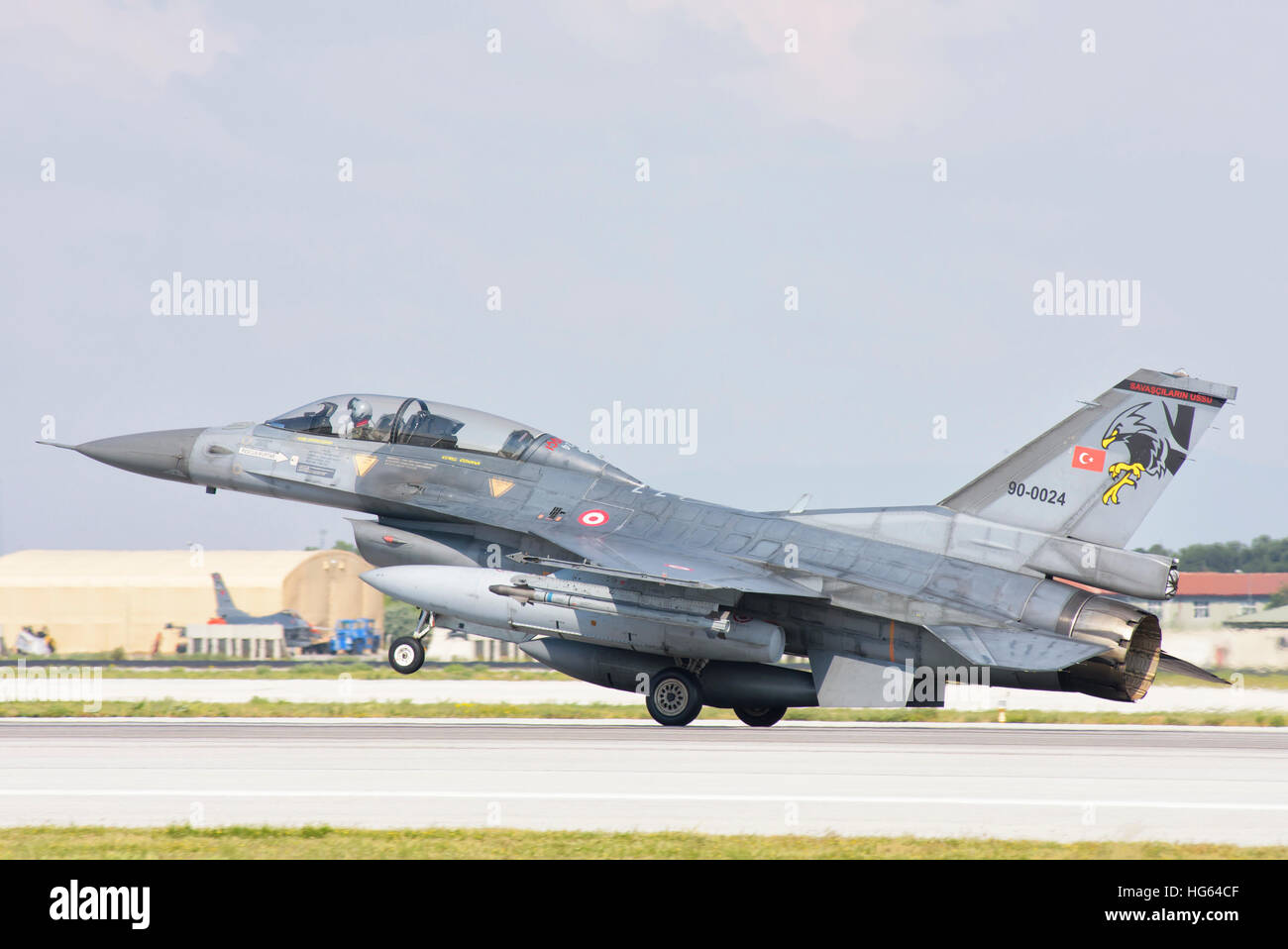 Aviazione turca F-16 atterra sulla pista a Konya, Turchia. Foto Stock