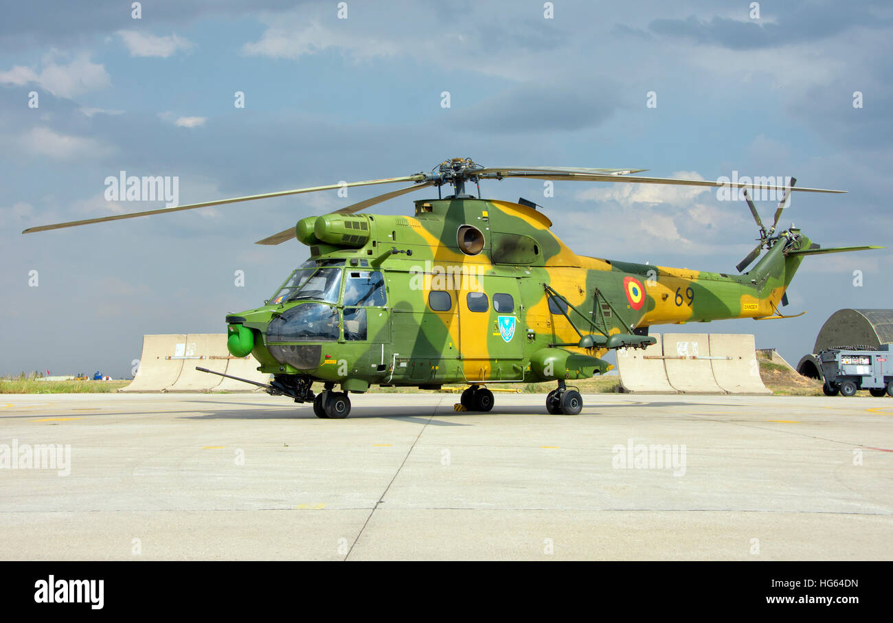 Romanian Air Force IAR-330 elicottero a Konya Air Base, Turchia. Foto Stock